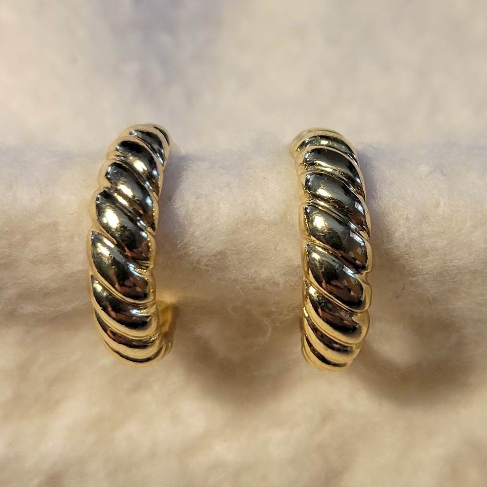 Vintage Unsigned Gold Tone Ribbed Retro Hoop Stud .75" Earrings